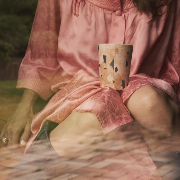 ICONCUPS designmugg Bruno Pink av Marie Olsson Nylander – placerad i hennes knä i hemmiljö.