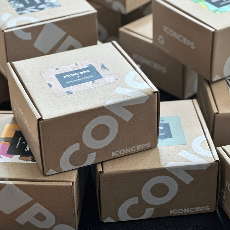 Iconcups presentkartonger staplade omlott på varann