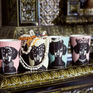 Designmugg ‘Tillsammans’ av Studio Lisa Bengtsson – kvadratisk miljöbild med närbild på motiv i hemmamiljö