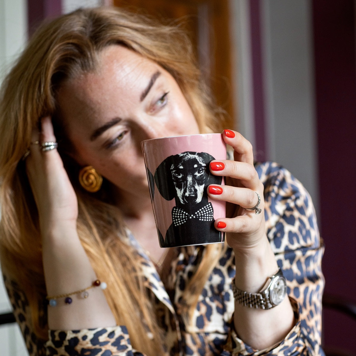 Studio Lisa Bengtsson med kaffekopp från 4-pack muggarna Tillsammans, ICONCUPS – vid bord i hemmamiljö.