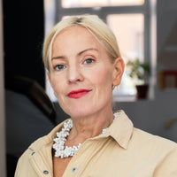 Porträtt av Stina Persson – akvarellkonstnär och designer hos ICONCUPS