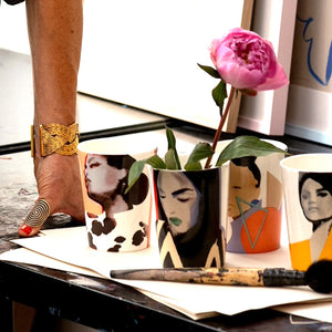 Designmuggar i benporslin från ICONCUPS Sisters-kollektion av Stina Persson, fotograferade i ateljén med penslar och papper som kreativ inramning