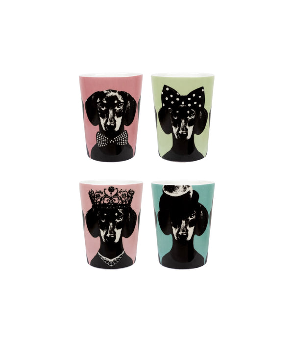 4-pack designmuggar med Tillsammans-motiv av Studio Lisa Bengtsson – visade framifrån med lekfullt, stiliserat ansiktsmönster