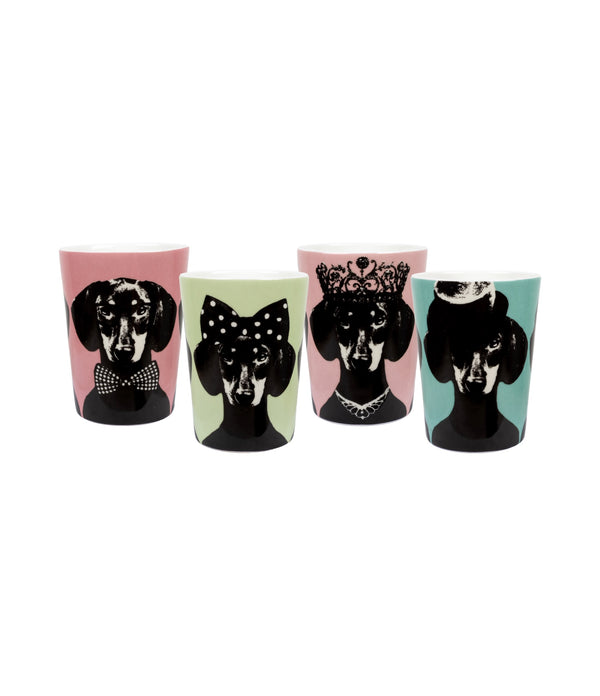 4-pack designmuggar från ICONCUPS med hundmotiv av Studio Lisa Bengtsson – pastellfärgade muggar med svarta hundar i hattar och accessoarer, placerade omlott i en rad.