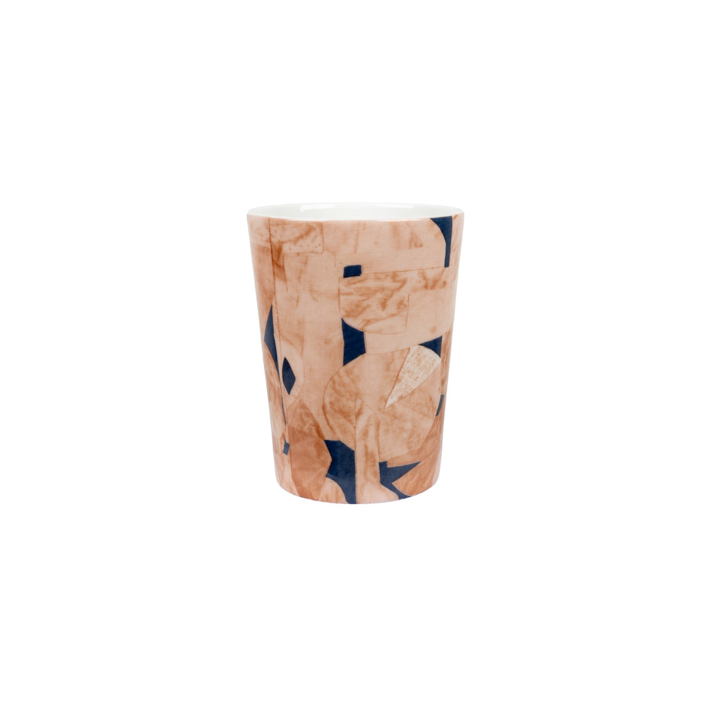 Bruno Pink rosa designmugg i benporslin av Marie Olsson Nylander med abstrakt mönster och svarta detaljer