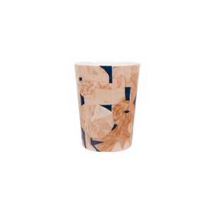 Bruno Pink rosa designmugg i benporslin av Marie Olsson Nylander med abstrakt mönster och svarta detaljer