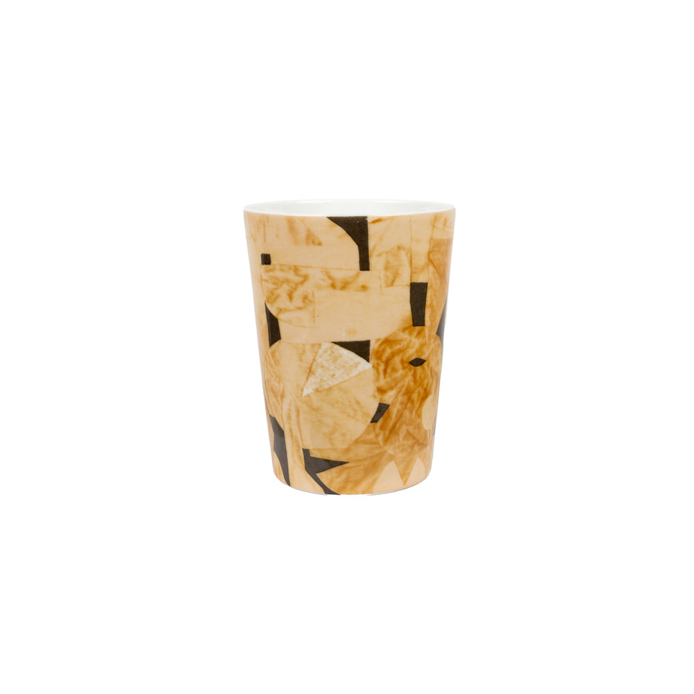 Bruno Sand beige designmugg i benporslin av Marie Olsson Nylander med abstrakt mönster och svarta detaljer