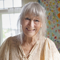 Porträtt av Lena Linderholm i sitt hem, konstnären bakom benporslinskollektionen Citrons de Provence för ICONCUPS