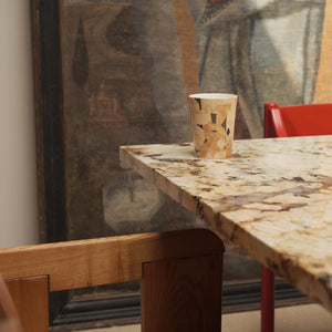 ICONCUPS designmugg – Bruno Sand av Marie Olsson Nylander – placerad på ett bord i inspirerande miljö.