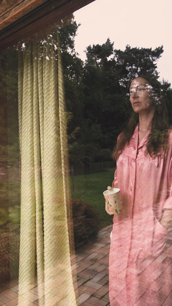 Film på Marie Olsson Nylander för Iconcups klädd i rosa klänning med muggen Bruno Pink i handen stosandes i sitt hem.