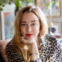 Porträtt av Studio Lisa Bengtsson i sitt hem, kreativ designer bakom Together- och Coco Tiger-muggarna i benporslin för ICONCUPS.